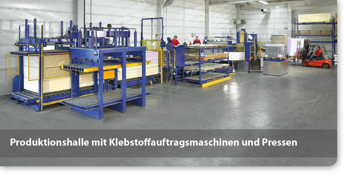 Produktionshalle mit Klebstoffauftragsmaschinen und Pressen für Sandwichelemente