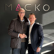 Händeschütteln bei Besuch eines ukrainischen Partners