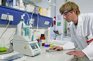 Mitarbeiter im Labor bei der Entwicklung von Klebstoff