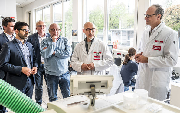 Kaweh Mansoori, State Minister of Economic Affairs (SPD), visits Weiss Group - in the laboratory for research and development