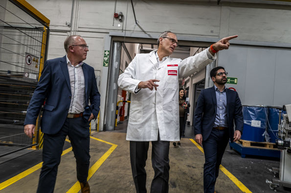 Kaweh Mansoori, State Minister of Economic Affairs (SPD), visits Weiss Group - tour of production