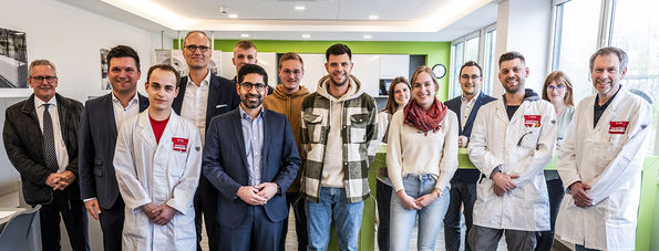 Kaweh Mansoori, State Minister of Economic Affairs (SPD), visits Weiss Group - Meeting with trainees at Weiss