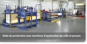 Halle de production avec machines d'application de colle et presses