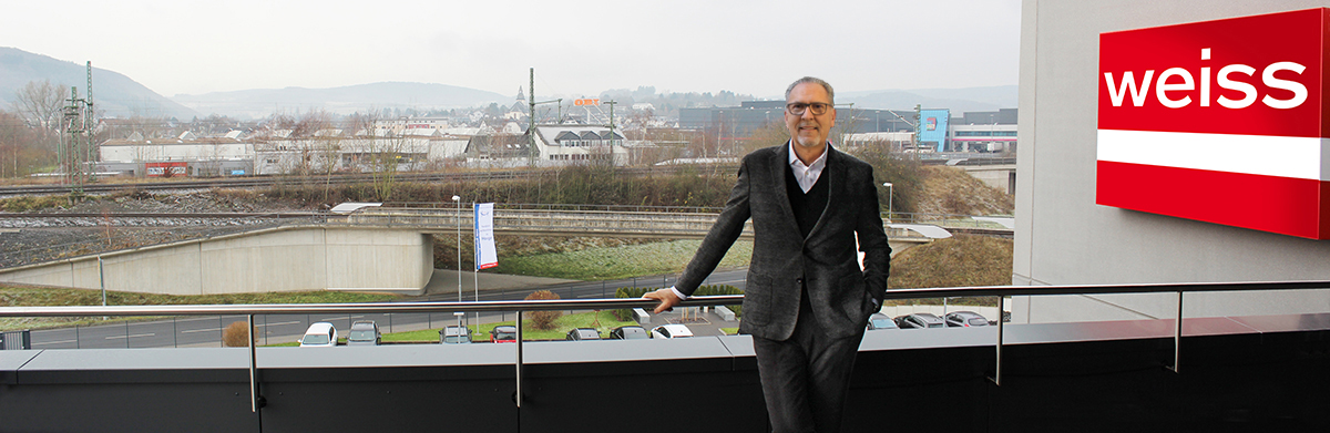 [Translate to Spanisch:] Jürgen Grimm mit Haiger im Hintergrund