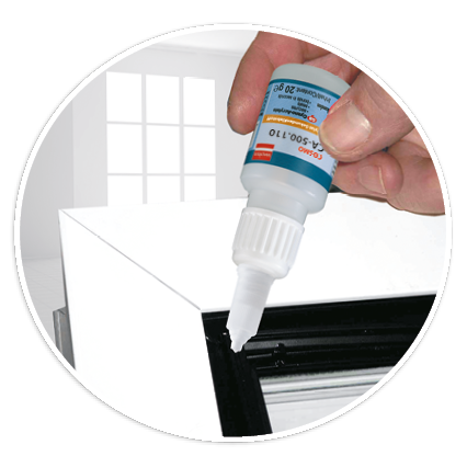 Colagem de vedações de EPDM em janelas