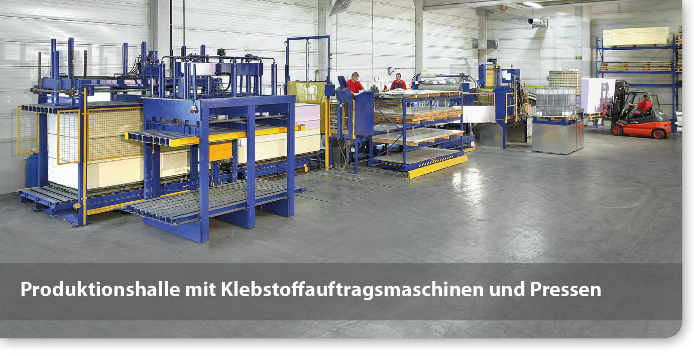 Produktionshalle mit Klebstoffauftragsmaschinen und Pressen für Sandwichelemente